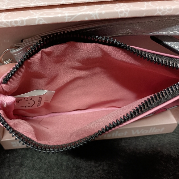 NWT Hello Kitty Pink Wristlet - Picture 2 of 4